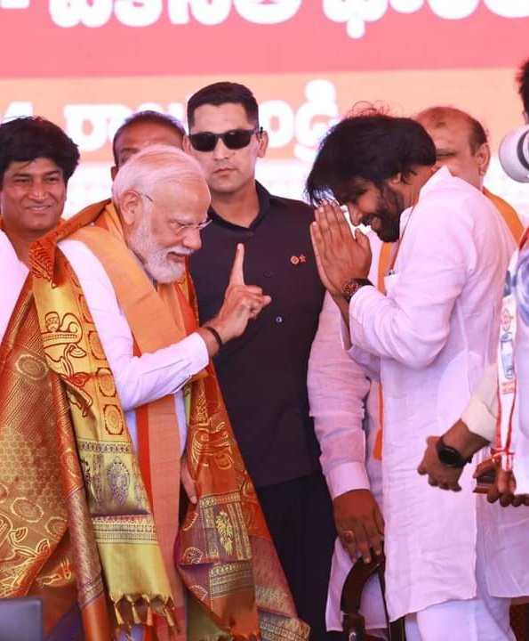 phani0653857706's tweet photo. @desi_thug1 Future of Andhra chief minister 
@PawanKalyan ✊🙏
#HelloAp_welcomejsp https://t.co/wSOZWfDgxL