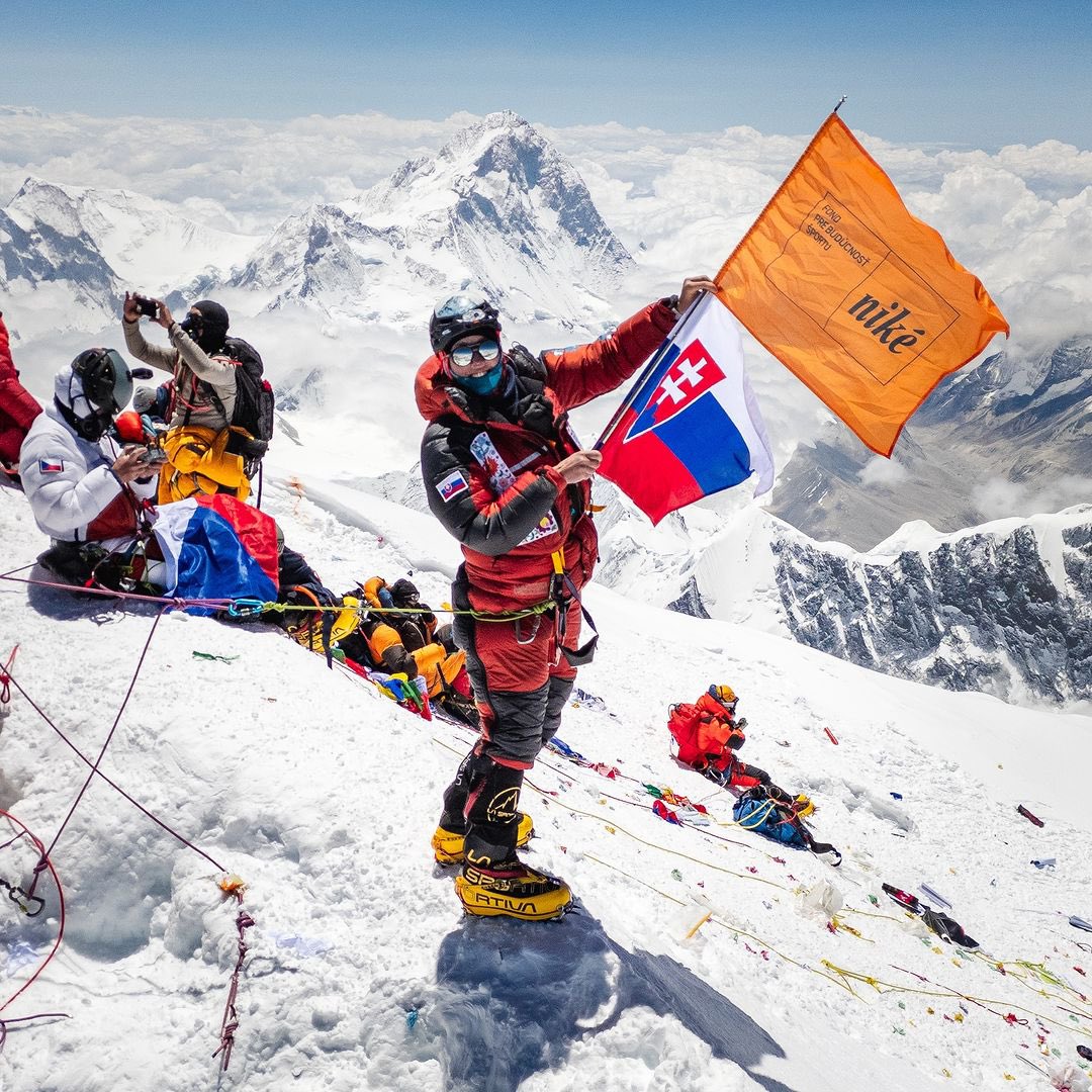 Congratulations to #LenkaPoláčková the first #Slovak 🇸🇰 woman on the summit of Mt #Everest (8848.86 m), without the use of bottled oxygen, 21.05.2024, 10:30 NPT. @EverestToday #ThisIsSlovakia Photo: Lenka Poláčková/Instagram #slovakia #Congratulations #MountEverest #news