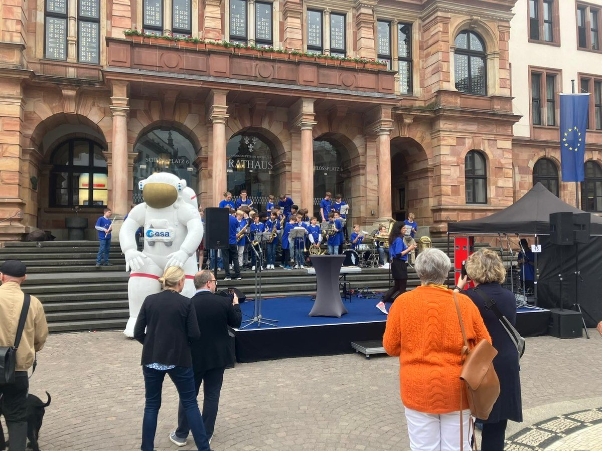 Es war eine Freude, beim #Europafest Wiesbaden zu sein und die Staatssekretärin für Bundes- und Europaangelegenheiten, Frau Karin Müller, den Minister für Bundes- und Europaangelegenheiten, Herrn Manfred Pentz, und die Frankfurter Stadträtin, Frau Eileen O'Sullivan, zu treffen.