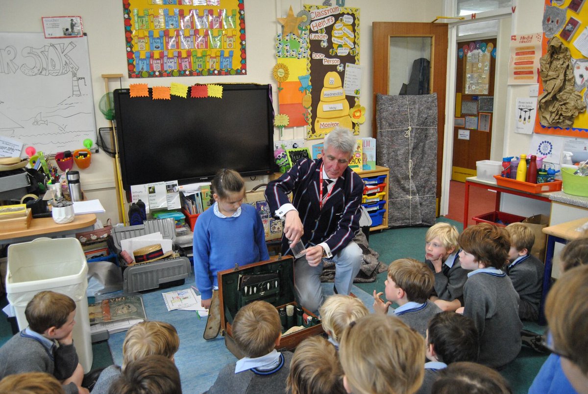 #HazlegroveYear2 were full of smiles as we welcomed back the amazing Mr Stok who brings history alive for us with his amazing artefacts. He truly immersed us in the history of our seasides.
#HazlegroveHistory