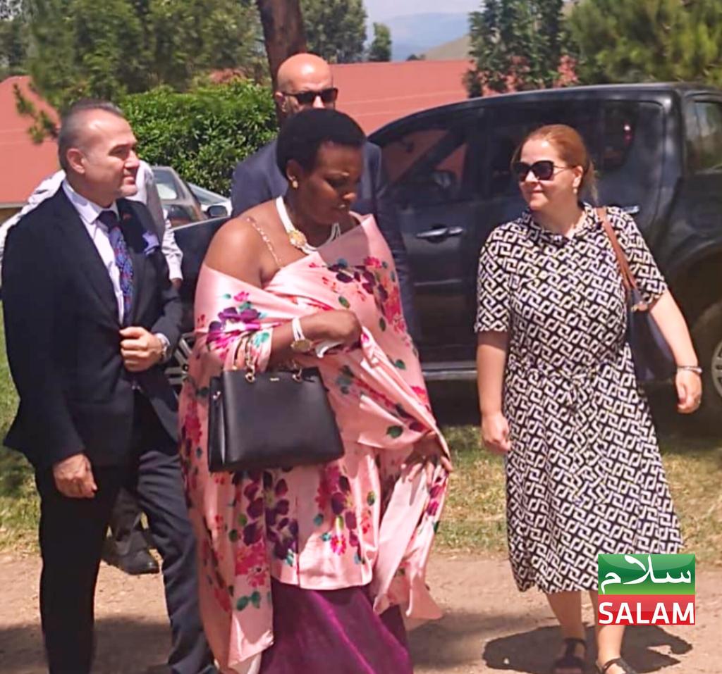 The honorable Chief Guest, @HonMutasigwa, representing  @JanetMuseveni, was warmly received by Hon. @BKamateneti, the Turkish delegation, religious leaders, and the entire Ntungamo people, as he arrived for the official handover ceremony of the donated goods.

 #SalamUpdates