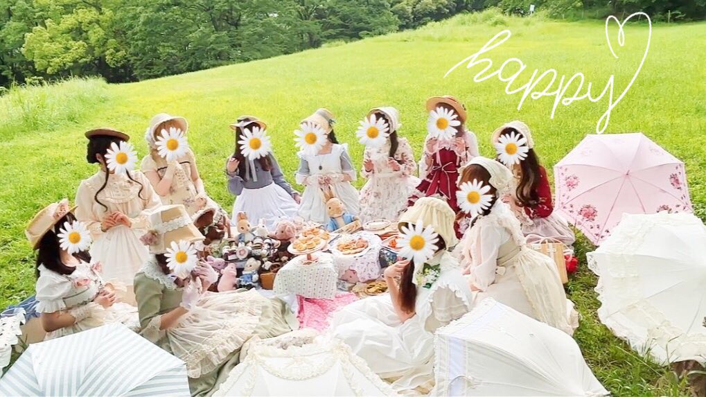 LolitaF_Chiroko's tweet photo. いつか…ロリィタでピクニックを…！という夢を叶えました🕊🧺

〚カントリーロリィタピクニック〛

私含め総勢11名✨
可愛くて素敵で大好きなロリィタさん達にカントリースタイルでお集まりいただき😌💕
食器やカトラリー、ぬいぐるみやかご、布など皆で持ち寄って理想的なピクニックができました🥰 https://t.co/nHcZJ96N7C