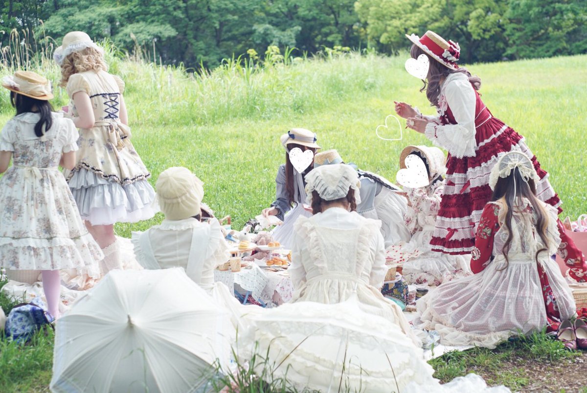 LolitaF_Chiroko's tweet photo. いつか…ロリィタでピクニックを…！という夢を叶えました🕊🧺

〚カントリーロリィタピクニック〛

私含め総勢11名✨
可愛くて素敵で大好きなロリィタさん達にカントリースタイルでお集まりいただき😌💕
食器やカトラリー、ぬいぐるみやかご、布など皆で持ち寄って理想的なピクニックができました🥰 https://t.co/nHcZJ96N7C
