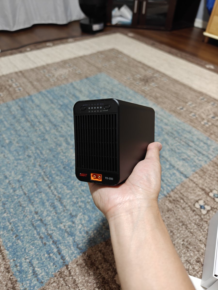 kadono86's tweet photo. 張り切って充電したはいいが、使い切れない事が良くあるので、放電器買ってみた😁
200Wで放電できるから、満充電からでも15分位でストレージ電圧まで行ける😆
なかなかな騒音だけど😂
#ラジコン #放電器 #FD200 https://t.co/lSLl9qHu5C