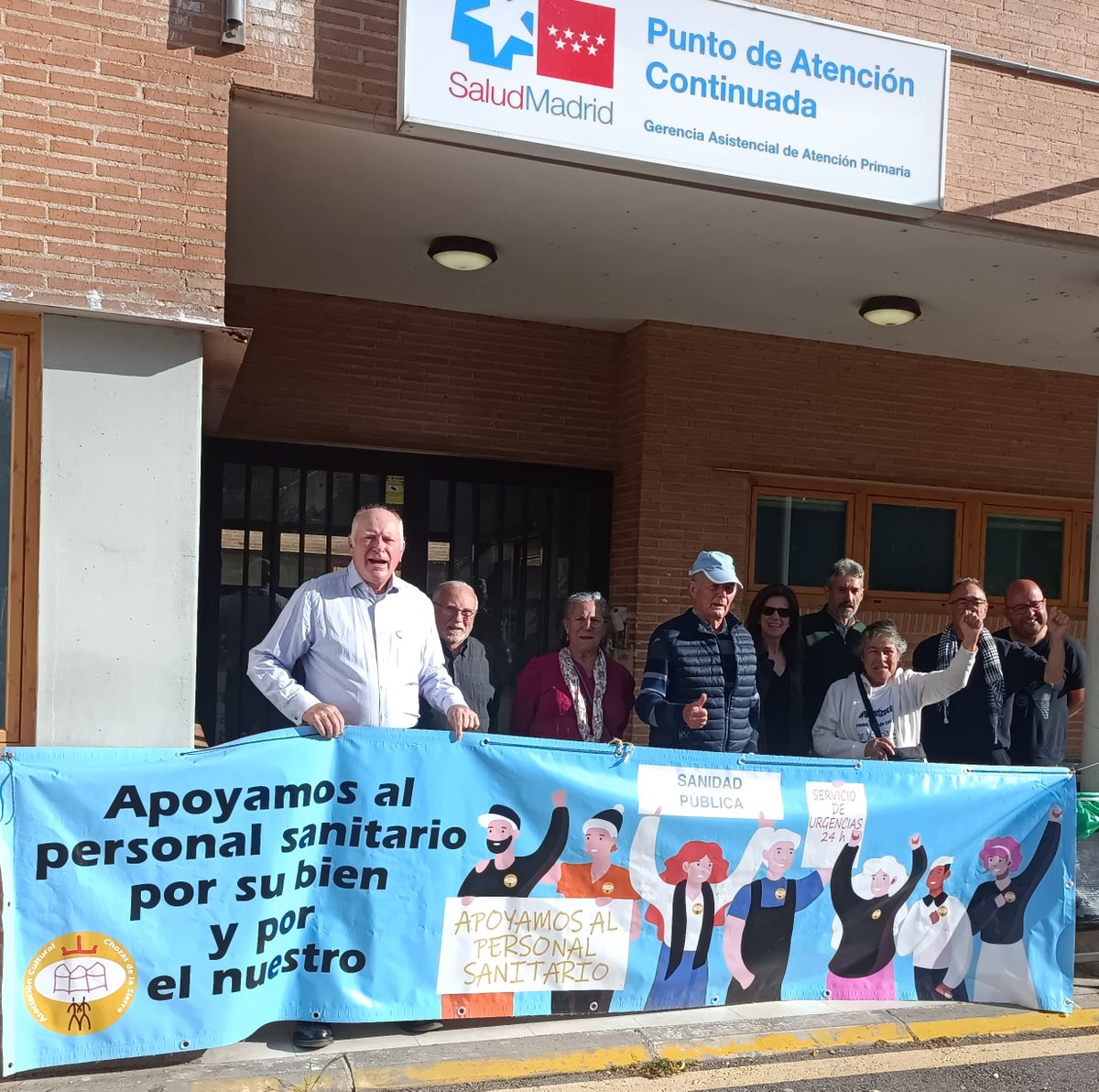 _chozas's tweet photo. Como todos los miércoles desde hace 18 meses, ayer estuvimos delante el Centro de Salud de #SotodelReal para mostrar nuestro apoyo al #personalsanitario y exigir una #SanidadPública en condiciones. 💚💚 https://t.co/Stx8o0NgLB