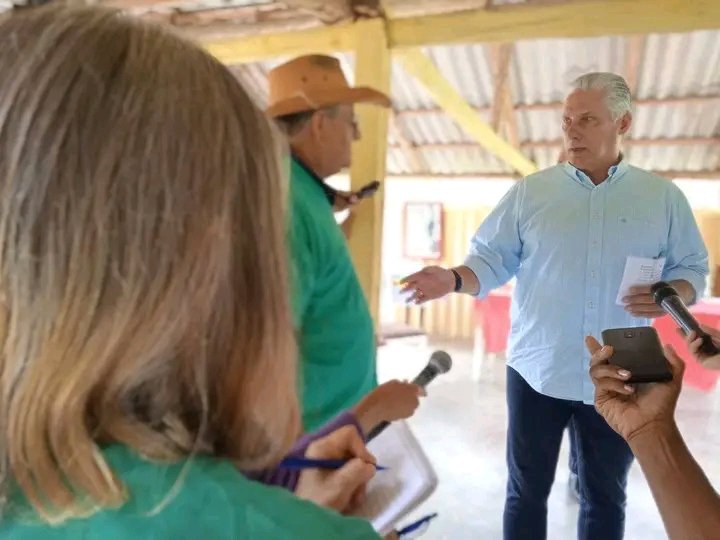 Visita nuestro presidente @DiazCanelB la Granja Avicola Mártires de la Jaiba, donde Eider Álvarez Ramírez, director general informa sobre los resultados de esta entidad dedicada garantizar las crías de aves para entregarlas a los productores de todo el territorio.