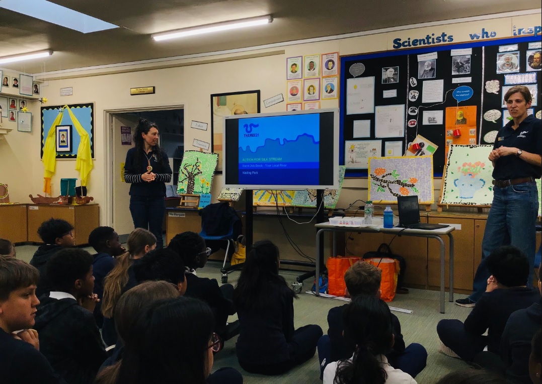 Helen Cardy and Debra Frankiewicz from the Thames21 team had great fun imparting their knowledge about rivers to Year 6 children at the Annunciation Catholic Junior School in Barnet, North London.🧵⬇️