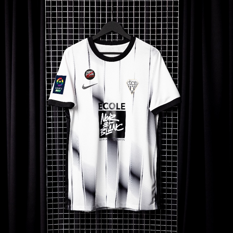 AngersSCO's tweet photo. Lors de #SCOUSLD, nos joueurs ont porté un maillot collector pour lutter contre l’homophobie.
Ces maillots sont en vente et l'intégralité des fonds sera reversée aux associations partenaires de la LFP, qui luttent contre les discriminations.
#DégageonsLesDiscriminations