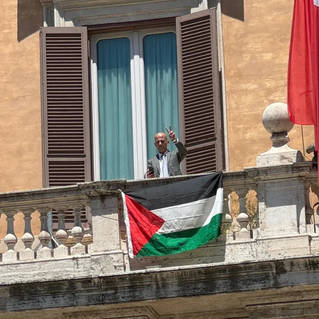 CrazyItalianPol's tweet photo. Former Green MP Stefano Apuzzo steps out of a window of the Chamber of Deputies, walks along the ledge and reaches the balcony above the entrance to Montecitorio, where he hangs two Palestinian flags.

May 23, 2024 https://t.co/dZ39hOe7mS