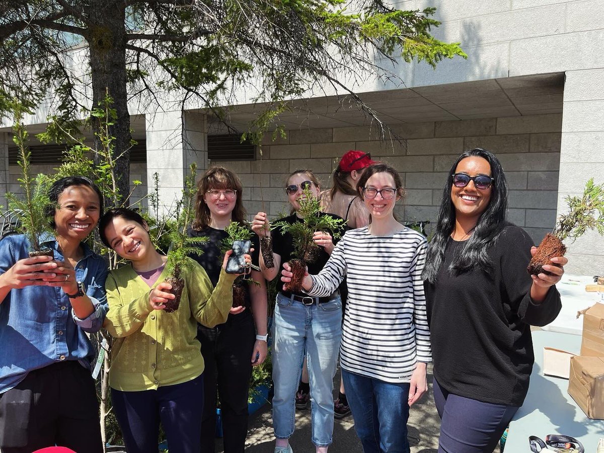 ChaireCRAUM's tweet photo. Hier, nous avons distribué des plants d'arbres à la communauté universitaire de l'@universitelaval. Merci à tous pour votre participation en si grand nombre et pour avoir fait de cet événement un véritable succès ! @ffggulaval @CEF_CFR @mrnfqc #AF2R🌳👏🌲 https://t.co/yIncNvWlgZ