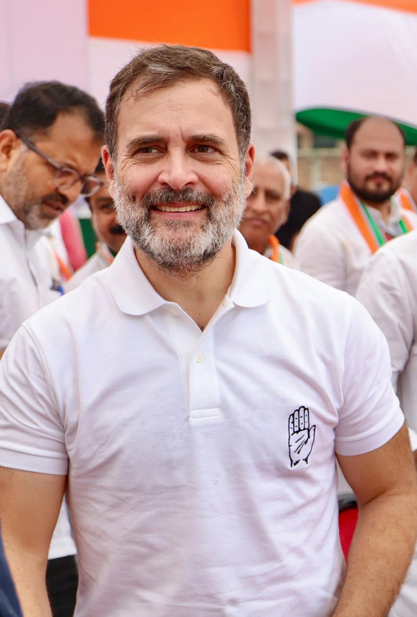 Mr @RahulGandhi ji proudly wears Congress party’s symbol “✋🏻” on his iconic white T-Shirt जय कांग्रेस ✋🏻