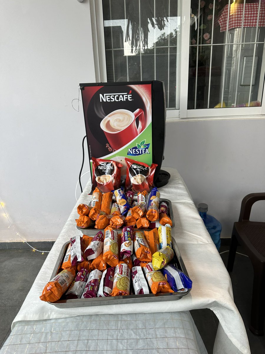 jinath's tweet photo. 400 packs done
#vesak #dansala https://t.co/mwpZmh3jU4