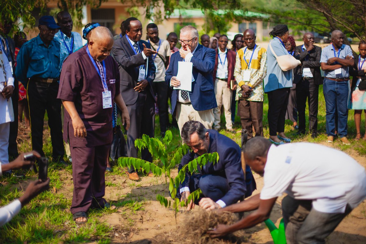 L'UE reste engagée auprès de la RDC afin d'assurer l'amélioration et la préservation des services écosystémiques par la conservation des ressources naturelles, tout en promouvant le dvpt socio- économique grâce à des chaînes de valeur agricoles inclusives et profitables aux 🇨🇩3/3