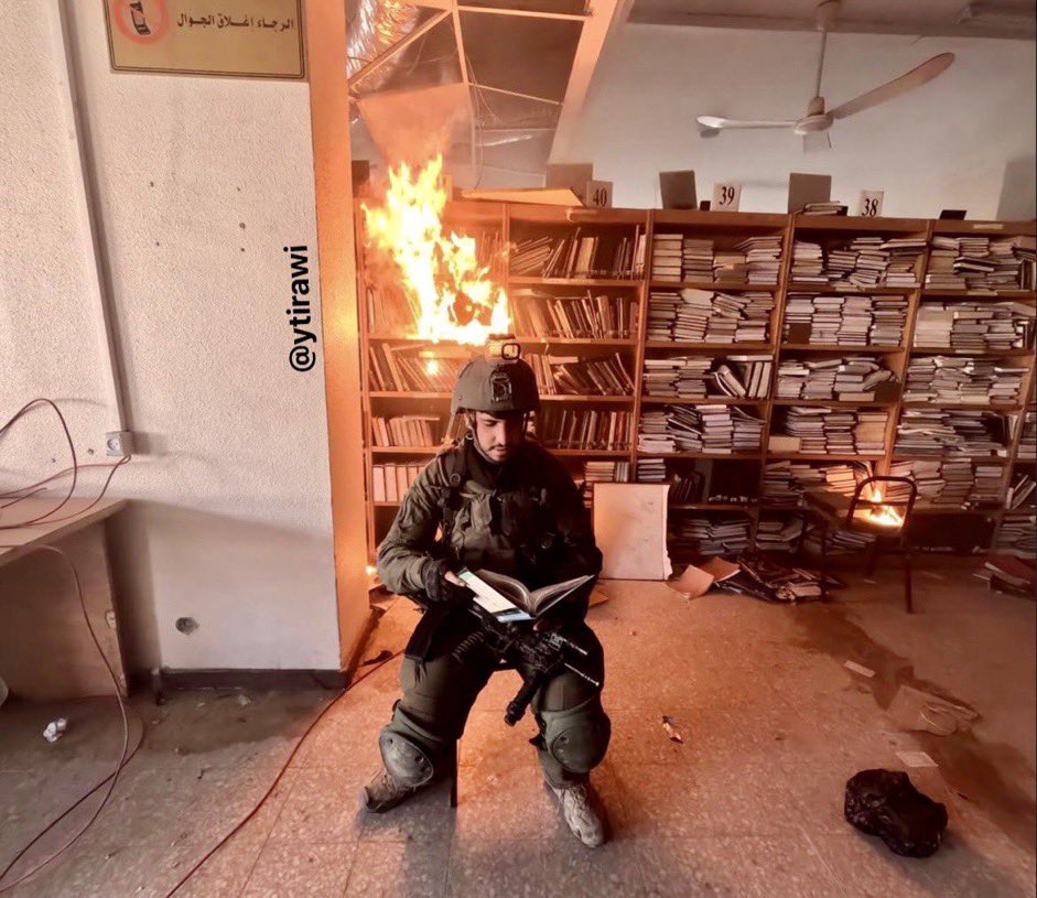Israelische Soldaten zünden verbliebene Regale einer ehemaligen Universitätsbibliothek an. Danach machen sie Selfies mit den Flammen als Hintergrund. 
Ohne Worte.