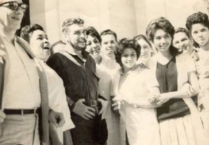 🔵🔴| El 23 de mayo de 1963, un avión con 29 médicos,4 estomatólogos,14 enfermeros y 7 técnicos de la salud,viajaron con destino a Argelia. Se iniciaba así la primera misión médica internacionalista cubana en la historia de la Revolución ¡GRACIAS POR SALVAR VIDAS! #CubaPorLaVida