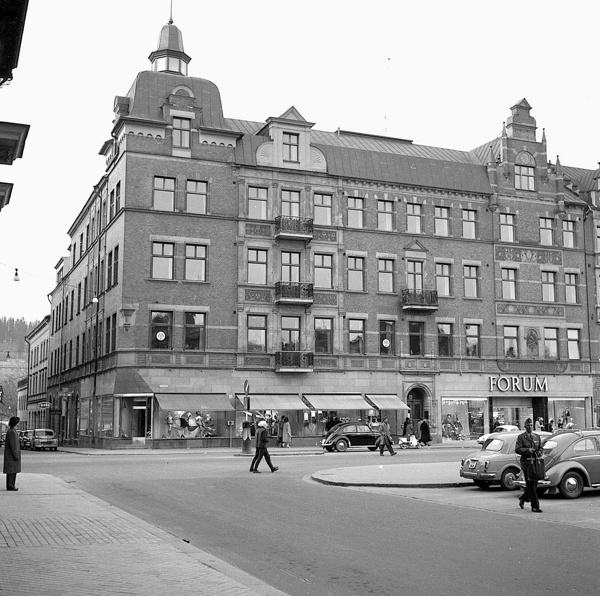 <a href="/MinnsDuSverige/">Minns du Sverige? Vykort!</a> Oj va trevligt😍...på husväggen närmast kameran ser man Konsumflaggor, där låg varuhuset "Forum", där fick man inte komma in som punkare i början av 80-talet😎