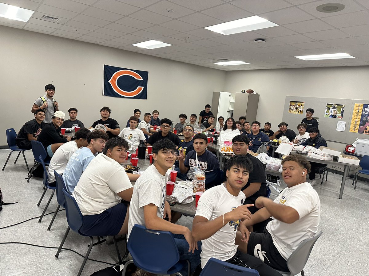 Team Breakfast before our Spring Game
#GoldTeam