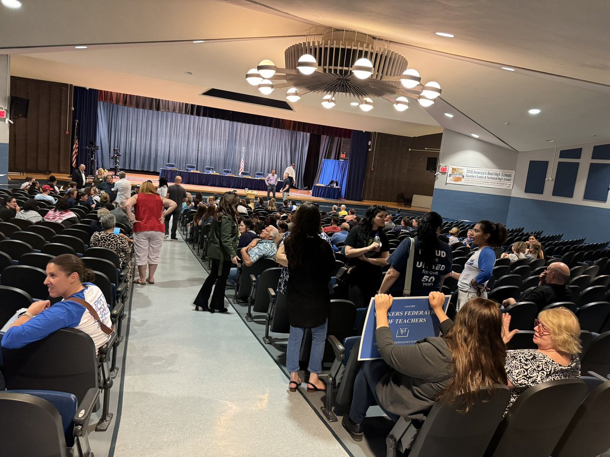Full house at the Yonkers City Council Public hearing on Wednesday! So proud of our members, parents and community members standing up for our children and our jobs! #FundYonkersSchools @yft860 @nysut @AFTunion