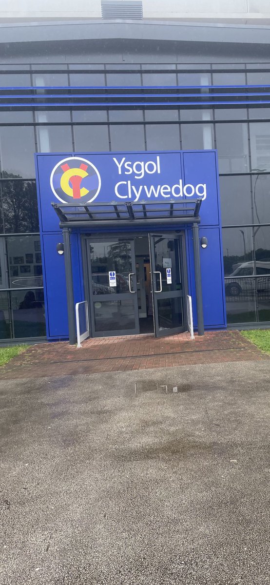 Lovely to return to ysgol Clywedog school in Wrexham to do some follow up workshops with some year 8 9 & 10s 👫 so big well done this schools safeguarding team 😊❤️🙏🏻 ###safercommunitys 🔪💉🍺!