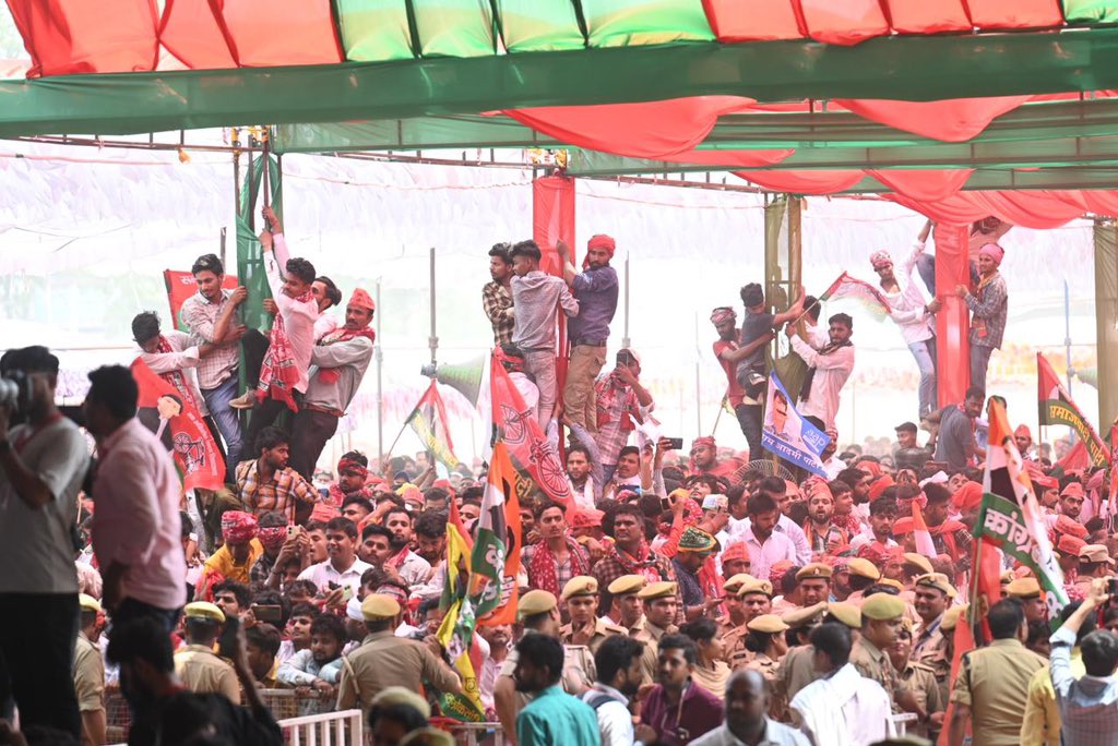 yadavakhilesh's tweet photo. प्रतापगढ़ में इंडिया गठबंधन के सपा प्रत्याशी श्री एस. पी. सिंह पटेल जी के समर्थन में उमड़ा जनसैलाब साफ़ बता रहा है कि बदलाव की आवाज़ बहुत बुलंद है। 

भाजपा इतिहास में दर्ज होनेवाली एक बहुत बड़ी हार की ओर बढ़ रही है। 

साइकिल का बटन दबाएं, सपा को जिताएं!

#इंडिया_की_जीत_में_देश_की_जीत