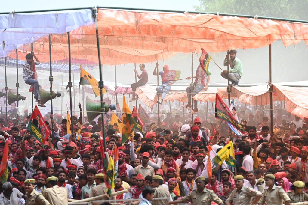 yadavakhilesh's tweet photo. प्रतापगढ़ में इंडिया गठबंधन के सपा प्रत्याशी श्री एस. पी. सिंह पटेल जी के समर्थन में उमड़ा जनसैलाब साफ़ बता रहा है कि बदलाव की आवाज़ बहुत बुलंद है। 

भाजपा इतिहास में दर्ज होनेवाली एक बहुत बड़ी हार की ओर बढ़ रही है। 

साइकिल का बटन दबाएं, सपा को जिताएं!

#इंडिया_की_जीत_में_देश_की_जीत