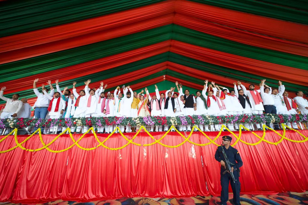 yadavakhilesh's tweet photo. प्रतापगढ़ में इंडिया गठबंधन के सपा प्रत्याशी श्री एस. पी. सिंह पटेल जी के समर्थन में उमड़ा जनसैलाब साफ़ बता रहा है कि बदलाव की आवाज़ बहुत बुलंद है। 

भाजपा इतिहास में दर्ज होनेवाली एक बहुत बड़ी हार की ओर बढ़ रही है। 

साइकिल का बटन दबाएं, सपा को जिताएं!

#इंडिया_की_जीत_में_देश_की_जीत