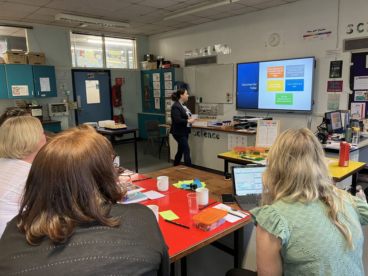 STEMHubNI's tweet photo. Fantastic day @dundonald_high facilitating a World Around Us CPD day as part of the @Pulsar_NI ENTHUSE Partnership🥼lots of learning and fun 🤩 huge thank you to all teachers, Dr @AnnaMonaghan12 &amp; the superb @HealingArtsNI ⭐️#STEM #ENTHUSE #WAU https://t.co/thRyKLXgt9