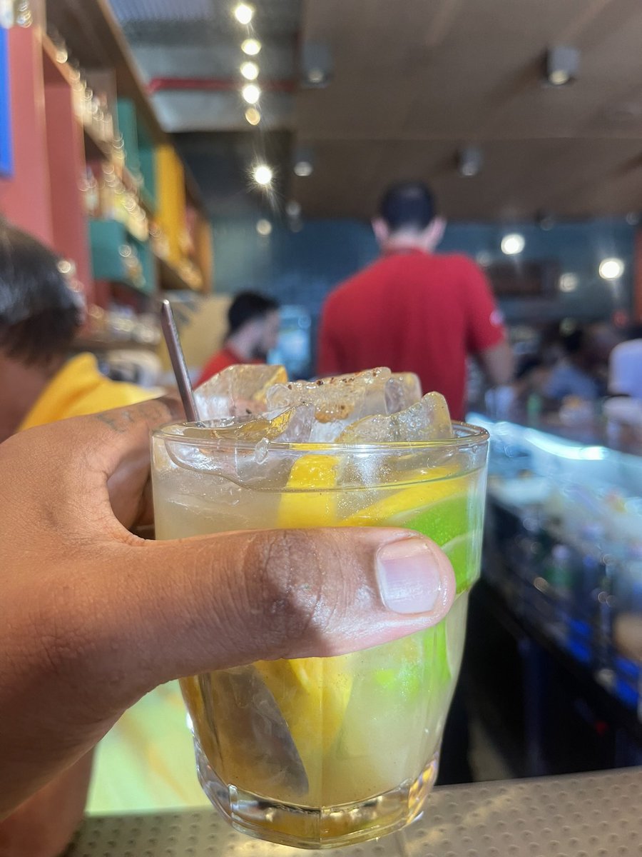 omohzao's tweet photo. A grande CAMPEÃ DA COPA CAIPIRINHA É ELA 
Caipirinha 3 limões ✨🥇🏆
E em homenagem a essa campeã eu fiz uma thread de como fazer a melhor caipirinha DA SUA VIDA 
Chega mais  VOCÊ NÃO VAI SE ARREPENDER 🧵 https://t.co/Pl7qyIlkrg