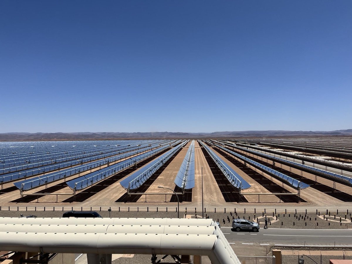 Energies renouvelables au cœur de la visite au 🇲🇦de la délégation du #PCN @enussbi. Découverte du complexe de Noor Ouarzazate, un des plus grands parcs solaires au monde de 3’000 ha, qui produit pour 2,3 mio. d’habitants. Stratégie 🇲🇦 = 52 % d’énergies vertes d’ici à 2030.