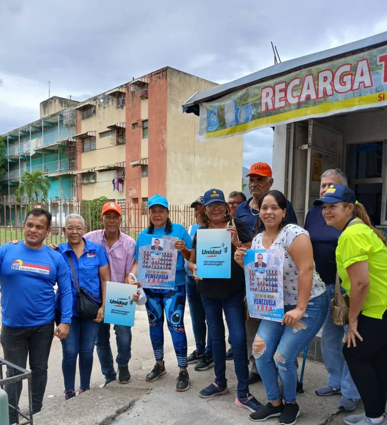 LCRenAragua's tweet photo. #225 Casa por casa en el sector 10 de Caña de Azúcar, Plataf. Unitaria Democrat. y @ComandoVzla, Mcpo. Mario Briceño I, Edo. Aragua. Entusiasta actividad recibida positivamente por vecinos y transeúntes, enseñando a votar por @EdmundoGU y con @MaríaCorinaYa vamos #HastaElFinal https://t.co/lYEJqiFVJ8