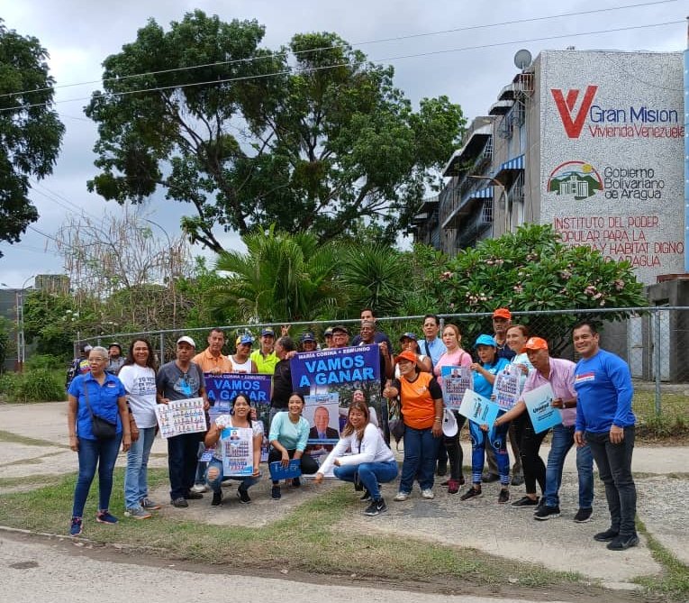 LCRenAragua's tweet photo. #225 Casa por casa en el sector 10 de Caña de Azúcar, Plataf. Unitaria Democrat. y @ComandoVzla, Mcpo. Mario Briceño I, Edo. Aragua. Entusiasta actividad recibida positivamente por vecinos y transeúntes, enseñando a votar por @EdmundoGU y con @MaríaCorinaYa vamos #HastaElFinal https://t.co/lYEJqiFVJ8