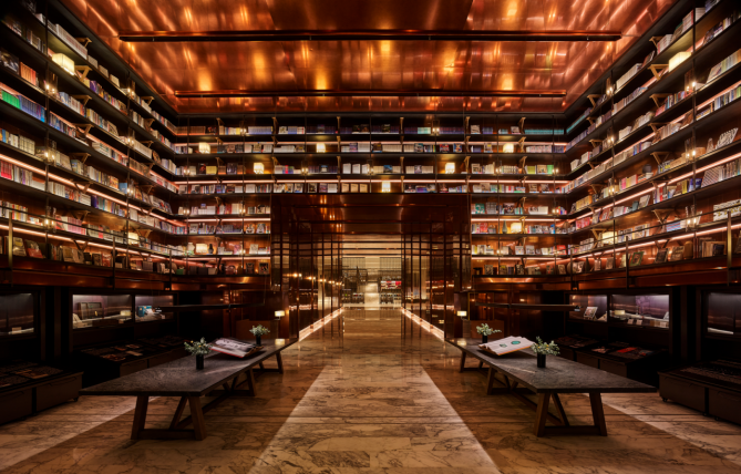Kapok Hotel Duoji Bookstore, 'the most beautiful bookstore on Beijing's central axis', provides books, snacks, art exhibitions, and a flight simulation experience. Tourists can enjoy an immersive experience of 'hotel & cultural creativity'.
#FunInBeijing #tourism #bookstore