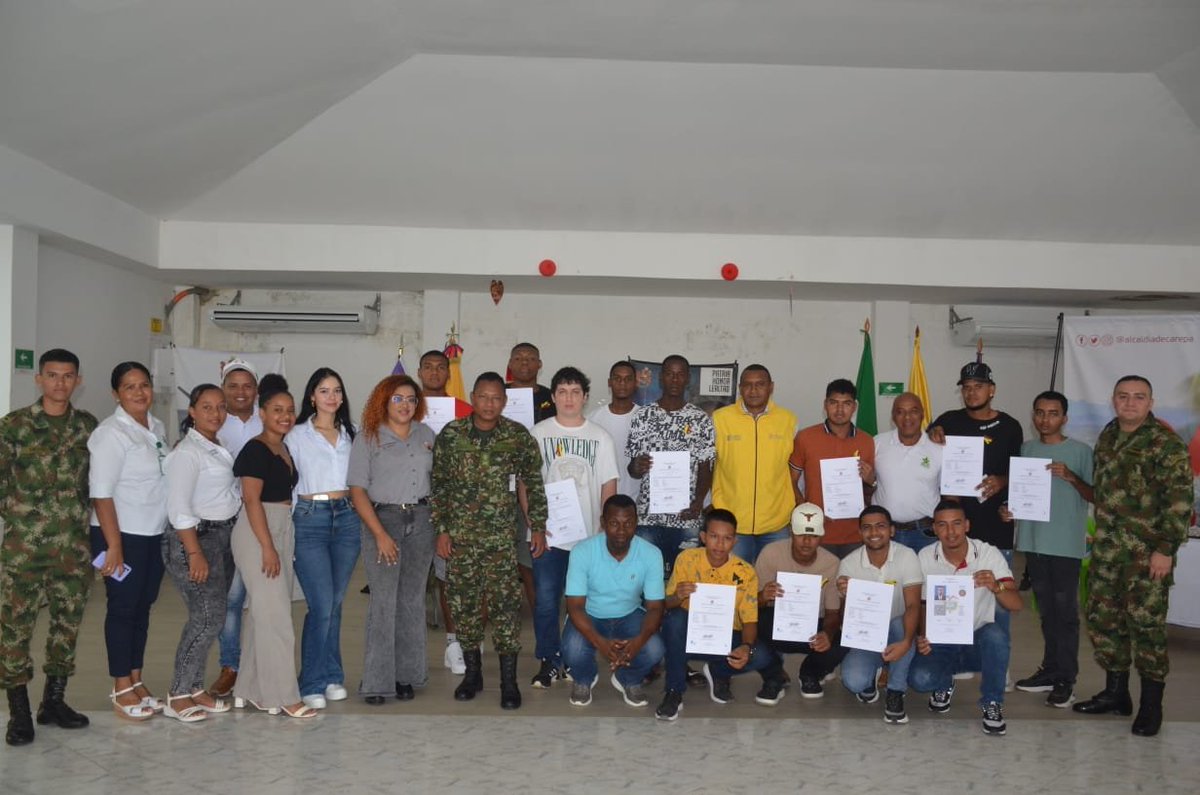 📷| En Carepa, #Antioquia, 17 jóvenes recibieron la libreta militar en cumplimiento de la medida de satisfacción establecida en la reparación integral, en articulación con el @COL_EJERCITO y la Alcaldía. #CambiamosParaServir