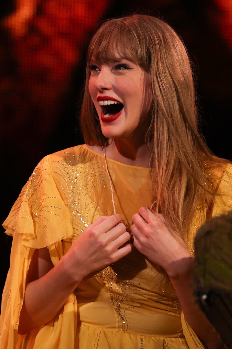 tswiftcraves's tweet photo. the happiness in her face https://t.co/AqundrgE6L