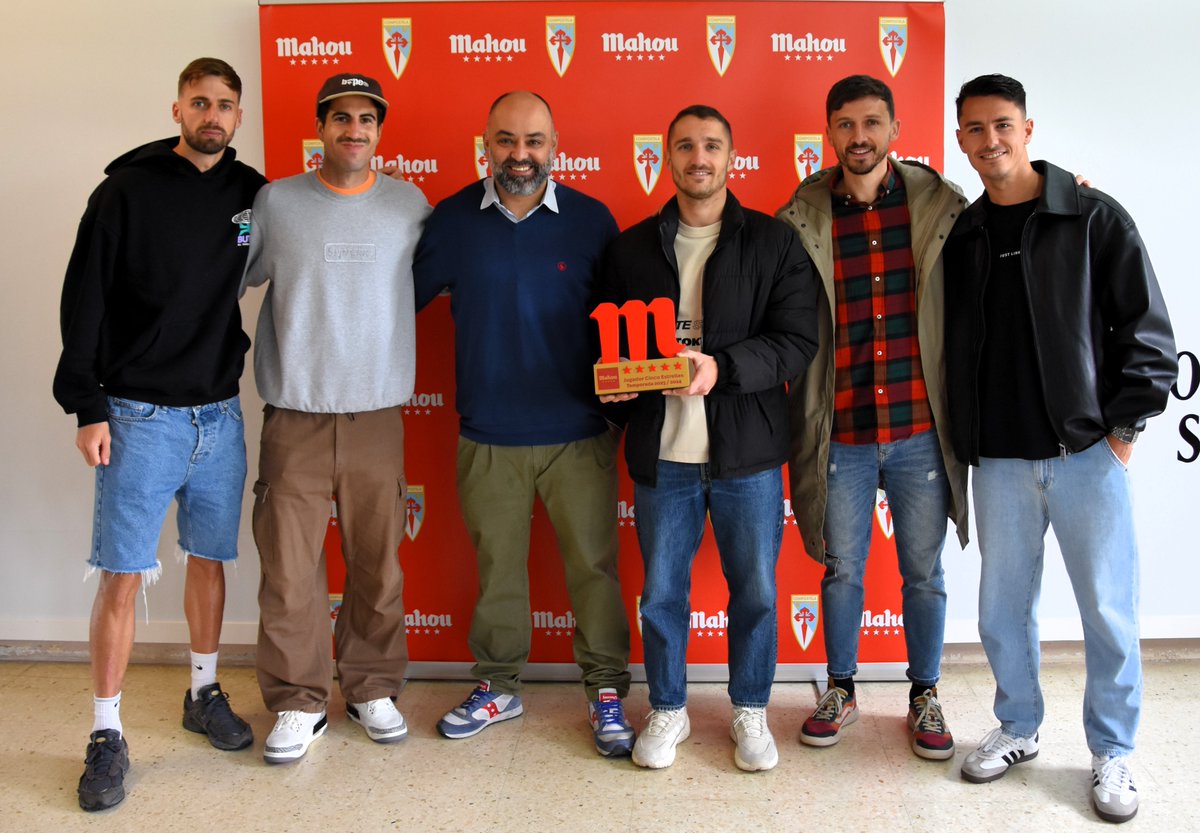 🏆 Samu Rodríguez, trala renovación, recibiu esta mañá o Trofeo ao #JugadorCincoEstrellas do Compos 23.24!

🤝 Acompañárono os seus compañeiros, o corpo técnico e Txus Sáez, en representación do noso patrocinador <a href="/mahou_es/">Mahou</a> 

Parabéns, Samu! 👏
Grazas <a href="/futbolmahou/">Fútbol Mahou</a> polo apoio 🩵🤍