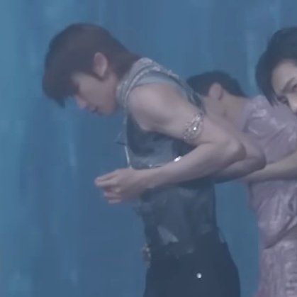 근데 이 어깨와 팔뚝에서 각고의 노력이 보인다