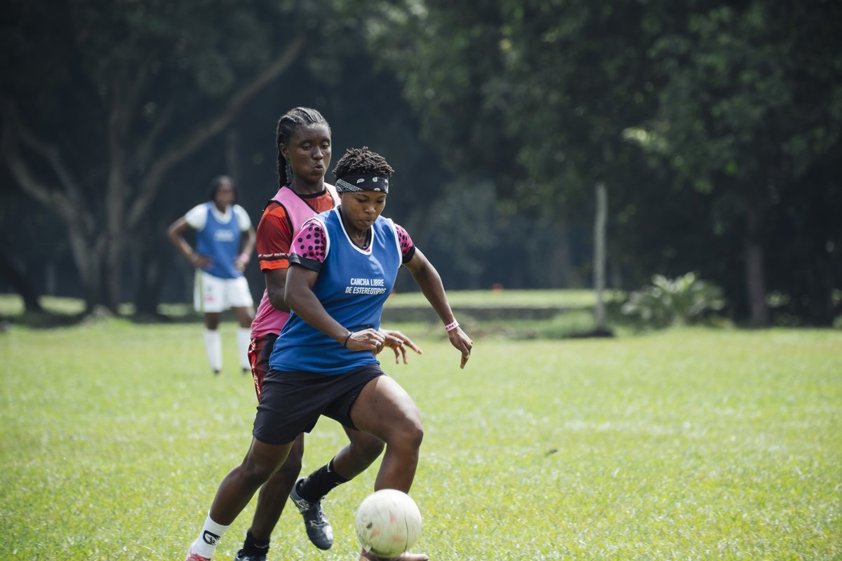 Homecenter_co's tweet photo. El talento y la pasión de las mujeres en el fútbol son innegables. ¡Sigamos apoyando y celebrando sus logros! 👏⚽ #CanchaLibreDeEstereotipos #MujeresALaCancha #SéLaCapitanaDeTuVida https://t.co/9X3I9SEST3