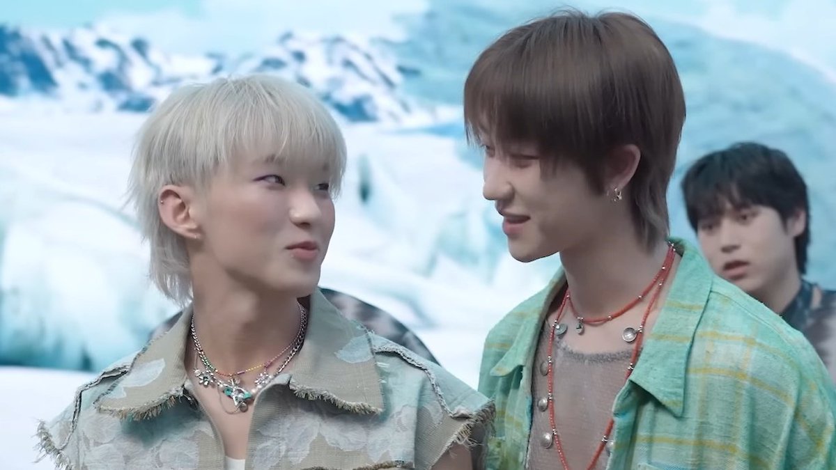 뒤에 계신 댄서분 표정으로 보기