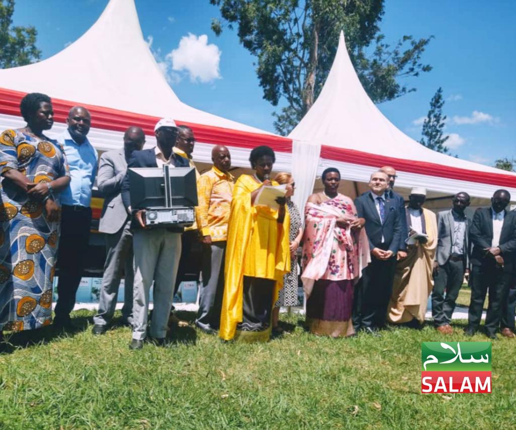 The Turkish delegation officially handed over the donations to @HonMutasingwa, representing @JanetMuseveni, and Hon. @BKamateneti, in a ceremony attended by Ntungamo District leaders, religious leaders, and the entire community. 

 #SalamUpdates