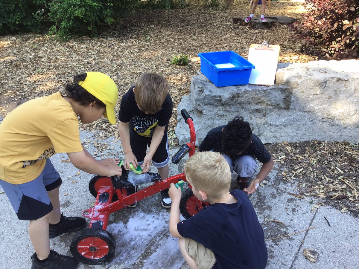 Two stations in today’s #OutdoorClassroom.
Car wash or Bike wash? 🧽 🧼 🚗 🛻 🚲