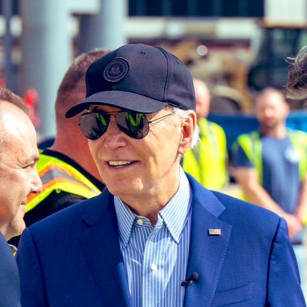 ChaseTheCEO's tweet image. Tried playing algorithm roulette by switching my posts between Trump and Biden. 

Now my timeline's like a political game of musical chairs, and I'm just sitting here wondering if the algorithm is secretly laughing at me. 

#AlgorithmFail