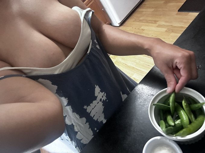 I love snap peas!! What&rsquo;s your favorite veggie?? https://t.co/hr83hHTXYC<a href="/tag/rt"class="tags"><span>#rt</span></a><a href="/tag/facesitting"class="tags"><span>#facesitting</span></a>