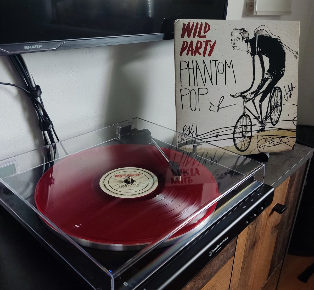 indie_yasu's tweet photo. my record player finally arrived. I'm in love ♥️ https://t.co/FqcvMwowPy