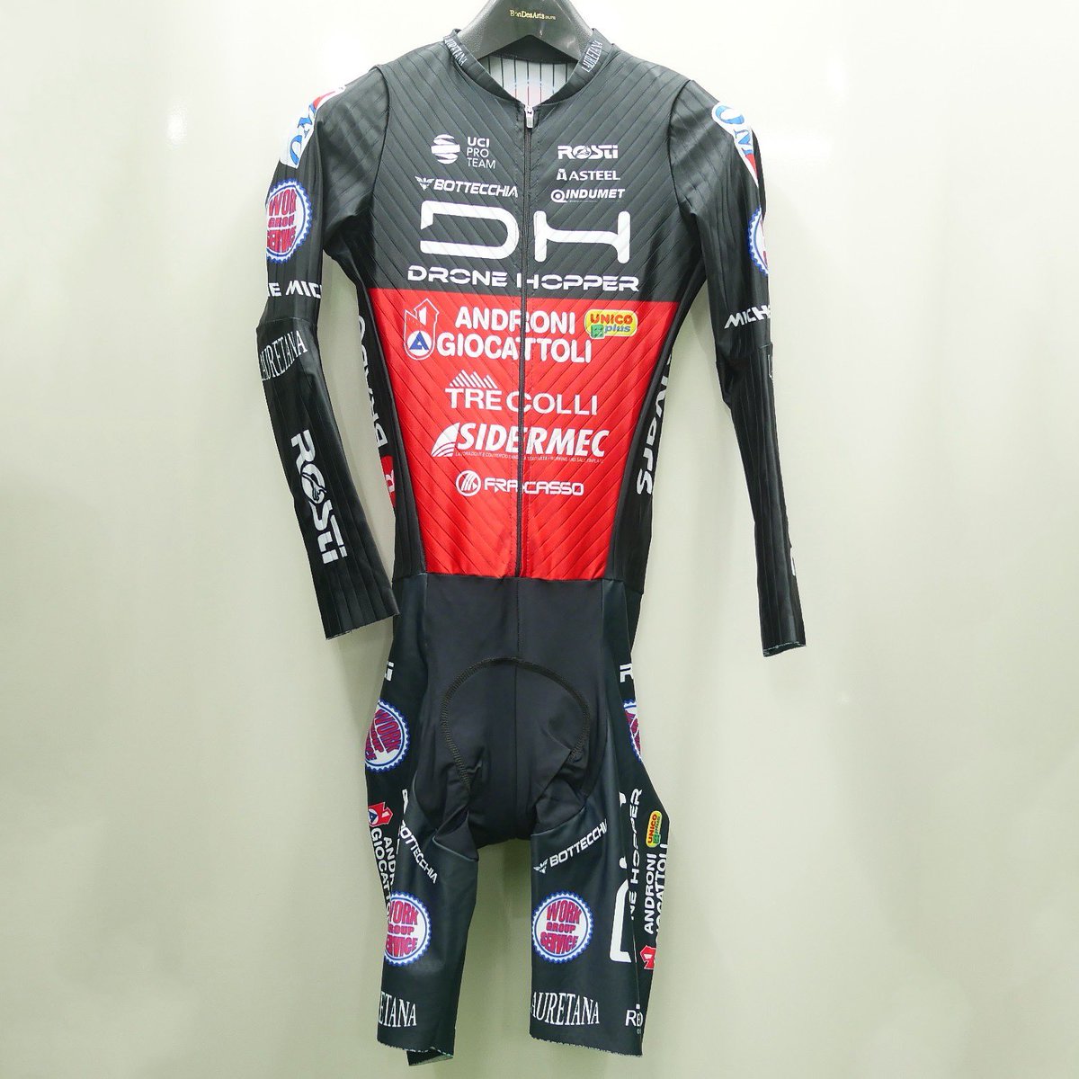 Cyclisme11's tweet photo. プロチーム支給品販売
ドローンホッパー アンドローニジョカットリ
スキンスーツ
Rosti製 美品 サイズSM
19,800円
#ロードバイク物販 #jspocycle #GCNjapan #選手支給品
#ジロデイタリア https://t.co/lcEyQvcbYv