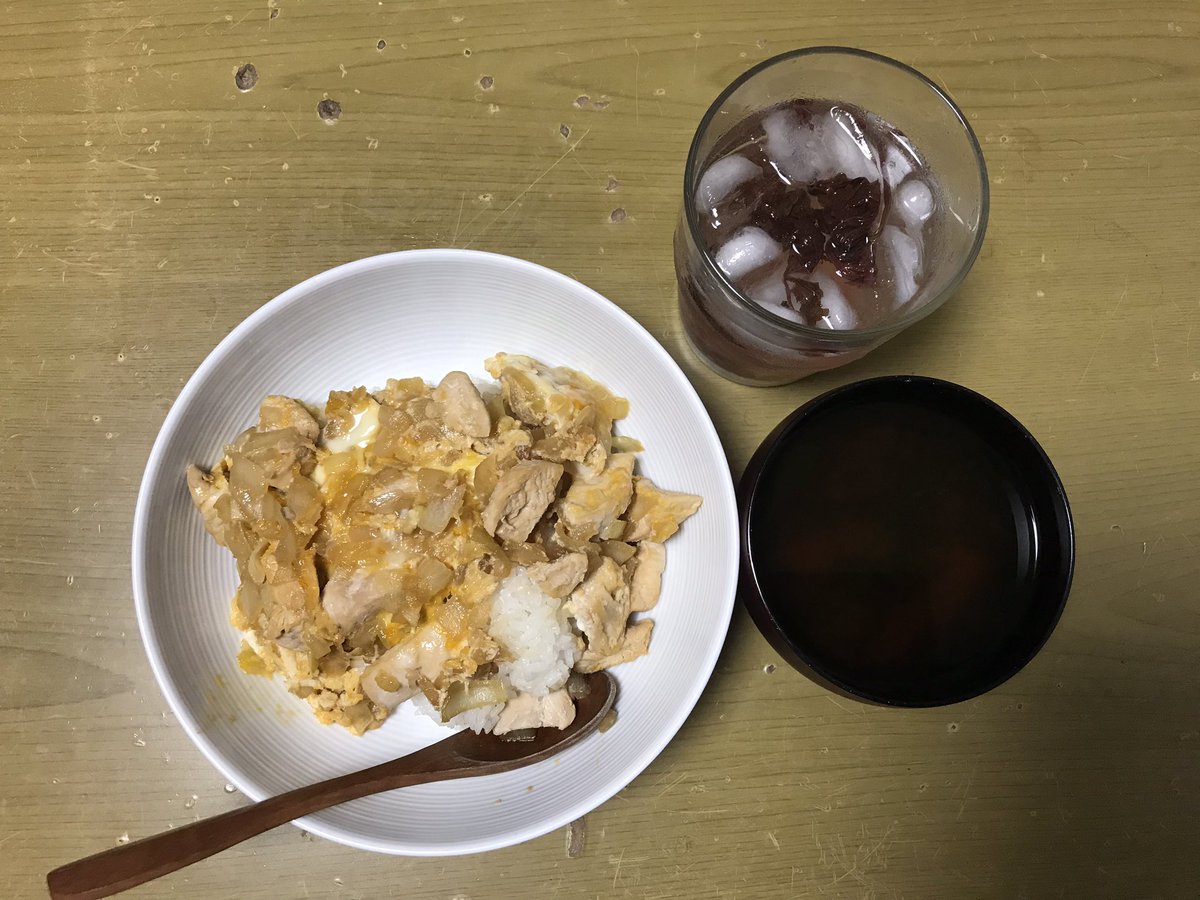 今日のパッ取り飯

親子丼
ワカメの味噌汁

今日は夜が暑く感じるので梅干しの炭酸割りでゴザル。

#おうちごはん
#晩御飯
