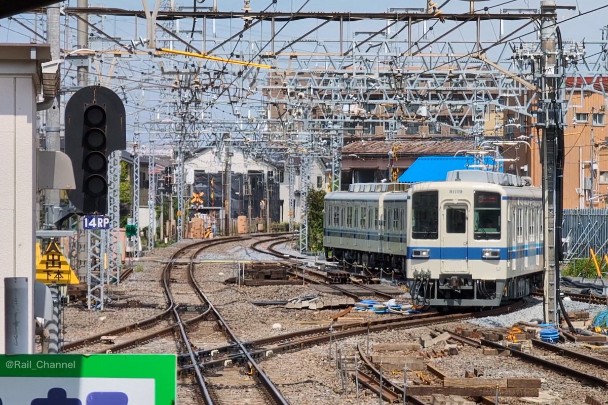 Rail_Channel's tweet photo. 2024.5.22 #春日部 駅 高架化工事。上り本線から下り4番(副1)への渡り線が完成。#71716F で試運転を行ったあと、#81119F 出場回送から使用開始。ホームから見るとこんな感じで下り本線を跨いで行きます
#8000系 #東上線 #越生線 #スカイツリーライン https://t.co/Pf82z31EGV