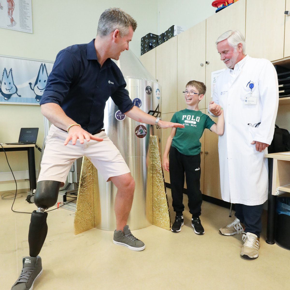 Inklusion von der Erde bis zum Mars: <a href="/esa/">European Space Agency</a>-Reserve-#Astronaut John McFall besucht die Kinder- und Jugendreha der #Uniklinik #Köln. Im Muskel-Labor der UniReha werden in der Kinder-Reha ähnliche Trainings- und Diagnostikmethoden eingesetzt wie auf der ISS. uk-koeln.de/uniklinik-koel…
