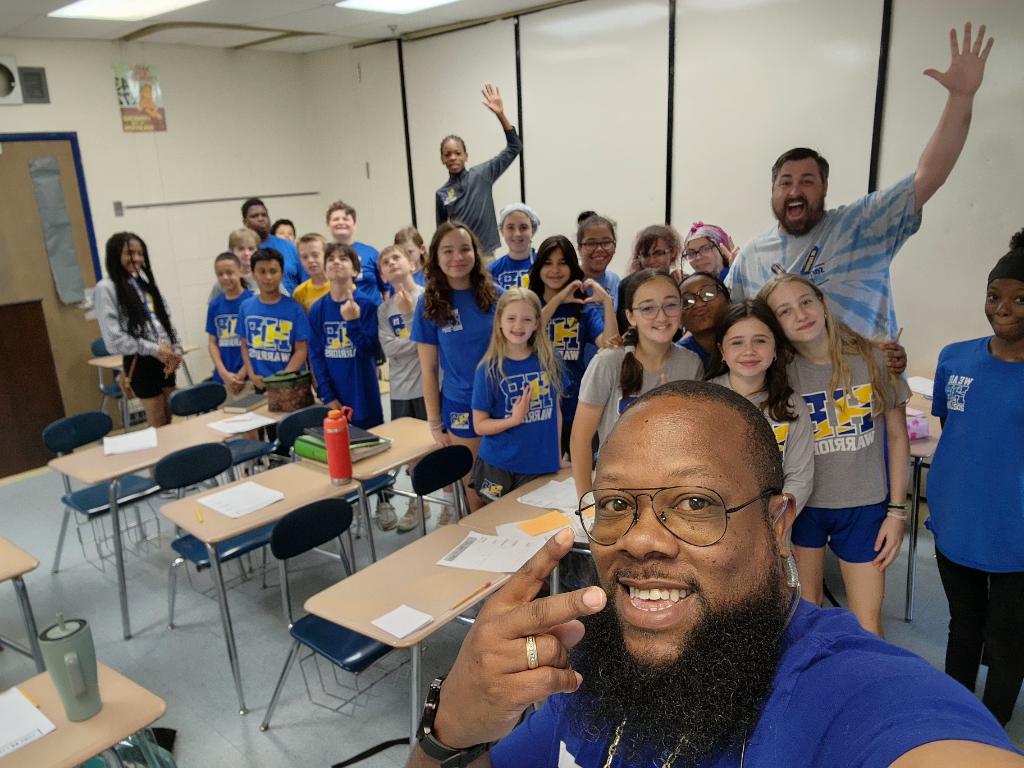 MrMac_ThePara's tweet photo. Classroom selfie 🤳🏾 with the amazing 6th graders @MrsTalmoHB @MrsCasperHB @MrNewcott @JayBastianelli
#MakingMemories #MakeWorkFun #TheKidsFavorite https://t.co/iAlL2UJHKv