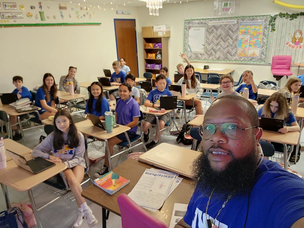 MrMac_ThePara's tweet photo. Classroom selfie 🤳🏾 with the amazing 6th graders @MrsTalmoHB @MrsCasperHB @MrNewcott @JayBastianelli
#MakingMemories #MakeWorkFun #TheKidsFavorite https://t.co/iAlL2UJHKv