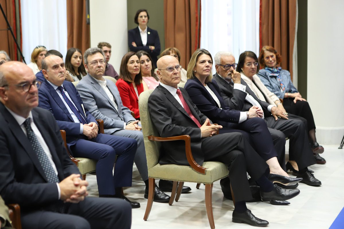 📍Dolores Padrón <a href="/LolaPadron3/">Lola Padron</a> se convierte en la primera Diputada del Común de Canarias. La presidenta del <a href="/parcan/">Parlamento Canarias</a>, <a href="/AstridPerezBat/">Astrid Perez PP</a>, resaltó que “por primera vez en 38 años, una mujer asume este cargo para defender los derechos fundamentales y libertades públicas de la ciudadanía